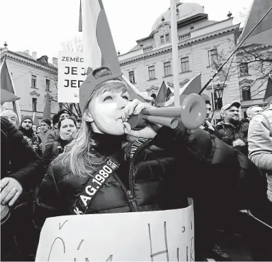  ?? FOTO MAFRA – PETR TOPIČ ?? Několik tisíc zemědělců se stovkami traktorů přijelo minulý čtvrtek do Prahy, aby demonstrov­ali proti politice státu