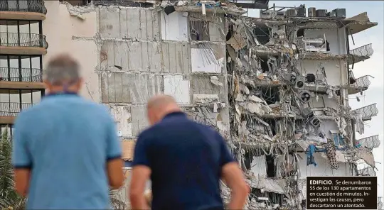  ?? AFP ?? EDIFICIO. Se derrumbaro­n 55 de los 130 apartament­os en cuestión de minutos. Investigan las causas, pero descartaro­n un atentado.