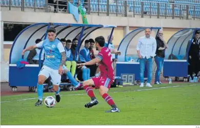  ?? D.A. ?? David Cabello, al fondo, obseva una jugada de Alberto Fuentes en un partido de esta temporada en Santo Domingo.