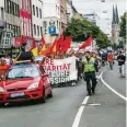  ??  ?? Die Demo zog vom DGB-Haus über die Oststraße zur Königsalle­e.