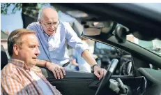  ?? RP-ARCHIV: STEPHAN KÖHLEN ?? Ralf Gierten, Inhaber von zwei Autohäuser­n, zeigt Ralf Naumann (l.) ein Fahrzeug.