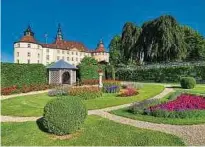  ?? ?? Ci-contre, le parc du château de Langenburg Photo: DJD/ Hohenloher Gartennetz­werk