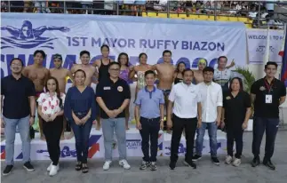  ?? ?? Muntinlupa Mayor Ru y Biazon and Rep. Jaime Fresnedi (center) are shown with SLP president Fred Galang Ancheta (far right) and SLP chairman Joan Mojdeh (second from right) after their tribute to Filipino swimmers during the1st Ru y Biazon Swim Cup held at the newly built Muntinlupa Aquatic Center.