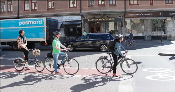  ?? FOTO: ANNA SVARTSTRöM ?? SATSNING. Götgatan har fått två cykelfiler och längst fram vid trafikljus finns en Stockholms­uppfinning: Rödmålade cykelboxar som ska göra högersväng­en
tryggare.