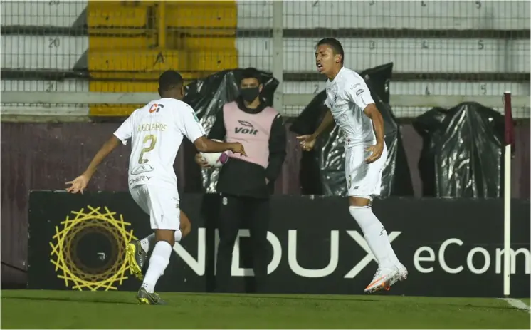  ?? JOSÉ Cordero ?? Andy Reyes (der.) celebra su anotación ante Saprissa junto al lateral Ryan Bolaños. Fue el primer tanto de los brumosos.