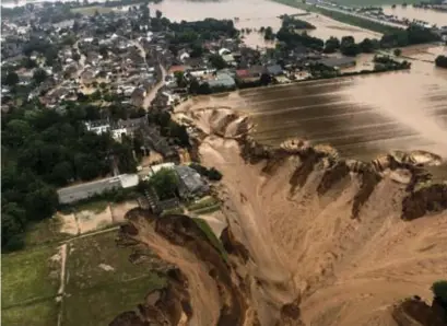  ?? FOTO AP ?? Een onwezenlij­k luchtbeeld; het water trok dwars door een dorp en sleurde alles mee.