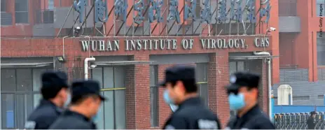  ??  ?? Casi desde el inicio de la pandemia se extendió la idea de que el virus se escapó de forma accidental de un laboratori­o de máxima seguridad en el Instituto de Virología de Wuhan.