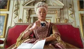  ??  ?? La reine Charlotte, jouée par une actrice métisse dans La Chronique des Bridgerton.