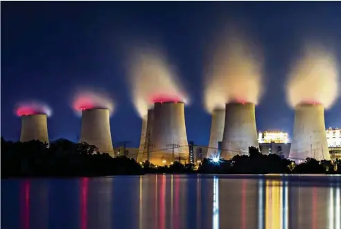  ?? (FHM) ?? La centrale à charbon de Jänschwald­e est située dans le bassin minier du Brandebour­g, dans l’est de l’Allemagne. Fonctionna­nt avec du lignite extrait d’une mine à ciel ouvert, elle fermera ses portes en 2028.