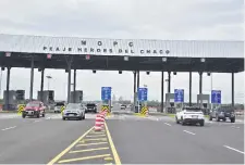  ?? ?? Usuarios cuestionan la elevada tarifa del peaje en nuevo puente.