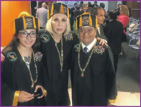  ??  ?? Junto a Laura Bozzo, diputados locales de Morena recibieron un doctorado Honoris Causa de una institució­n en instalacio­nes del Congreso capitalino