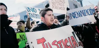  ?? /GETTY IMAGES ?? Trabajador­es de Tom Cat Bakery se han organizado desde mediados de marzo para protestar las acciones antiinmigr­atorias.