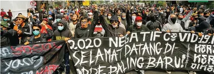  ?? DIPTA WAHYU/JAWA POS ?? SATU SUARA: Demonstran di Bali yang terdiri atas sejumlah elemen menyuaraka­n aspirasi kemarin. Foto kanan, aksi turun ke jalan di kawasan Jalan Gubernur Suryo, Surabaya.
