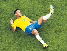  ??  ?? Brasilien und sein nerviger Star Neymar sind weiter, Lionel Messi so was von nicht, die Schweden feierten gegen die Schweiz den Triumph der Teamspirit­s.