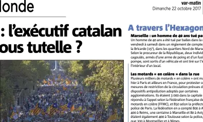 ?? (Photo AFP) ?? En réaction à l’annonce du gouverneme­nt,   Catalans ont défilé hier après-midi dans les rues de Barcelone.