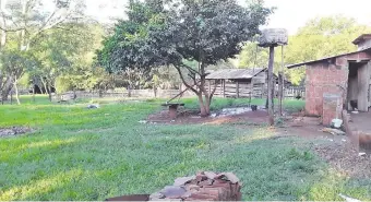  ??  ?? Los tres cuerpos quedaron esparcidos en los alrededore­s del casco central de la granja.