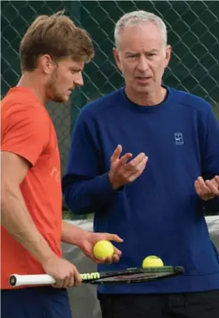  ?? FOTO BELGA ?? John McEnroe geeft twee jaar geleden op Wimbledon wat raad aan David Goffin.