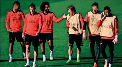  ?? AFP ?? Real’s Casemiro (left), Gareth Bale, Marcelo, Luka Modric, goalkeeper­s Kiko Casilla and Keylor Navas at a training session. —