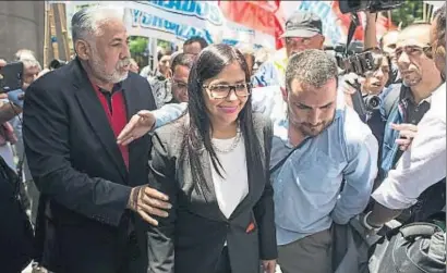 ?? STRINGER / REUTERS ?? La ministra d’Exteriors veneçolana, Delcy Rodríguez, sortint del palau San Martín, dimecres