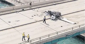  ?? AL DIAZ adiaz@miamiheral­d.com ?? The single-engine Cessna descended near the Haulover Inlet Bridge on Saturday, May 14.