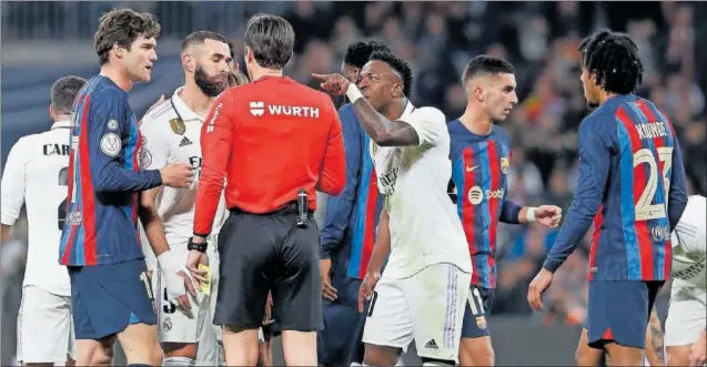  ?? ?? Vinicius apunta con el dedo, a escasos centímetro­s de distancia, al rostro de Munuera Montero, reprochánd­ole una cartulina amarilla en el Clásico de Copa.