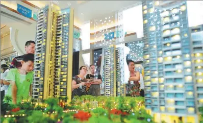  ?? CHEN YIQI / FOR CHINA DAILY ?? A property model in Dongguan, Guangdong province, attracts potential homebuyers at an industry expo.