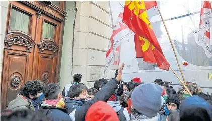  ?? A. MARTINEZ ?? Más roturas. La puerta de la calle Reconquist­a fue arrancada de la pared durante los desmanes.