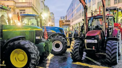  ?? EPA-EFE ?? FARMERS park their tractors in front of the European Parliament during a protest on the sidelines of a EU summit in Brussels, yesterday. Farmers are protesting to highlight their declining incomes, overly complex legislatio­n and administra­tive overload, the Walloon Federation of Agricultur­e said. The discontent among farmers that was initially sparked in France has spilt over into several European countries, including Belgium, particular­ly in the Walloon region. |