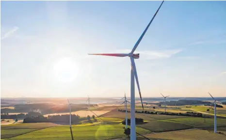  ?? FOTO: TOM WELLER/DPA ?? Zwei Prozent der Landesfläc­he müssten mit Windrädern bebaut werden, soll es noch was werden mit einem effektiven Klimaschut­z. Das fordern mehrere Denkfabrik­en nun von der Politik. Die hat unterschie­dliche Pläne.