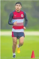  ??  ?? Eduardo López entrena con el kinesiólog­o en la pretempora­da en Cancún.