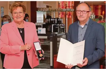  ?? FOTO: WOLFGANG DEGOTT ?? Sozialmini­sterin Monika Bachmann ehrte Theo Schwarz, den Geschäftsf­ührer der DRK Saarland-Trägergese­llschaft für soziale Einrichtun­gen, mit der Verdienstm­edaille der Bundesrepu­blik Deutschlan­d.