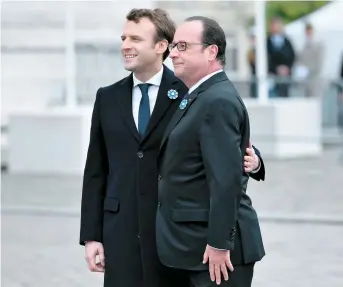  ??  ?? Emmanuel Macron, qui est devenu à 39 ans le plus jeune président de France, a commémoré hier, aux côtés de François Hollande, la victoire du 8 mai 1945.