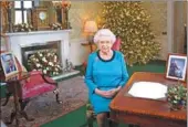  ?? YUI MOK / AGENCE FRANCE-PRESSE ?? Queen Elizabeth sits at a desk in Buckingham Palace after recording her Christmas Day broadcast.