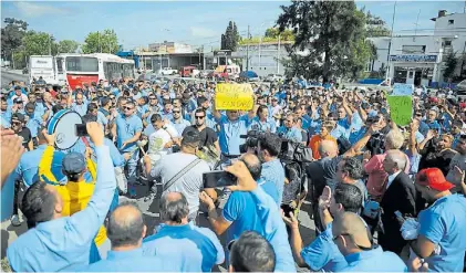  ?? PEDRO LÁZARO FERNÁNDEZ ?? Acampe. Los colectiver­os de las líneas que recorren el oeste, frente a la comisaría.