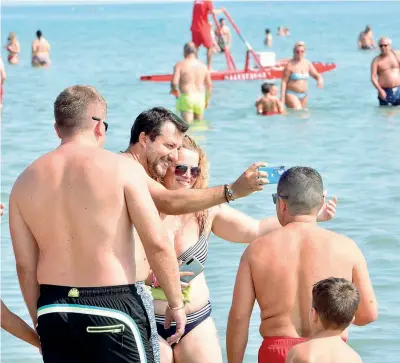  ??  ?? In vacanza
Matteo Salvini, 47 anni, leader della Lega, ieri sulla spiaggia del bagno Papeete a Milano Marittima (Ravenna) (Ansa)