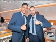  ??  ?? FRANCESES. Varane y Benzema, juntos.