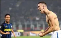  ?? MATTEO BAZZI/AP ?? URUNG KALAH: Gaya selebrasi Ivan Perisic setelah mencetak gol penyama kedudukan di San Siro.