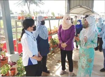  ?? ?? Rina (second right) and Fatimah (right) in a discussion with Dr Chen (left) at the centre’s garden project. On Dr Chen’s left is Welfare Department deputy director-general (operations) Fatimah Zuraidah Salleh.