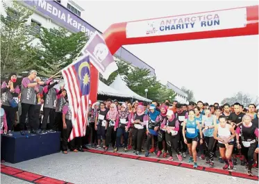  ??  ?? Running for charity:
Dr Ahmad Zahid flagging off participan­ts of the Antarctica Charity Run 2018 at the Karangkraf Media Group Complex in Shah Alam.