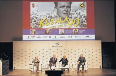  ??  ?? HOMENAJE. Inma Puig, Vicente del Bosque, Mari Carmen Izquierdo y Antal Dunai, durante el acto.