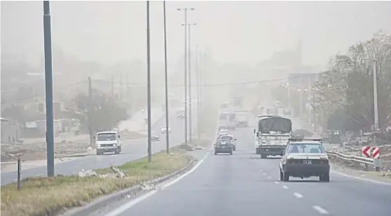  ?? (JAVIER FERREYRA/ARCHIVO) ?? Septiembre de 2017. Una tormenta de tierra desatada sobre la ciudad en 2017 produjo el pico de contaminac­ión del aire.