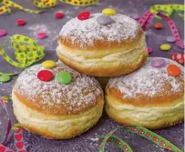  ?? ?? Das Äußere eines Krapfens ist variabel: Es gibt ihn mit Puderzucke­r, weißem oder buntem Zuckerguss, kakaohalti­ger Fettglasur oder bunten Schokolins­en als Karnevals-Verzierung. Mit Schokolins­en lassen sich auch fröhliche Jecken-Gesichter auf´s Gebäck zaubern.