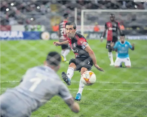  ??  ?? LA DEJA IR. Juan Pablo Vigón anunció de más su disparo de penal a la derecha de Tiago Volpi, quien adivinó y le impidió al rojinegro anotar el gol del triunfo para el Atlas.