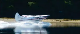  ??  ?? Ces « float planes » puissants, équipés de turbopropu­lseurs, peuvent déposer leurs passagers presque n’importe où en Alaska. Ici dans Geographic Harbor.