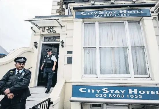  ?? JACK TAYLOR / GETTY ?? Dos agentes de policía montan guardia, ayer en el City Stay Hotel, donde se alojaron Petrov y Boshirov al llegar a Londres