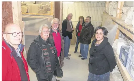  ??  ?? L’équipe du chantier de volontaria­t dans le dépôt lapidaire avec Françoise Lemoine (à droite).