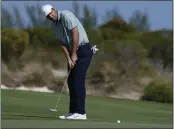  ?? FERNANDO LLANO — THE ASSOCIATED PRESS ?? Scottie Scheffler watches his ball on the seventh green in the second round of the Hero World Challenge at the Albany Golf Club in New Providence, Bahamas, on Friday.