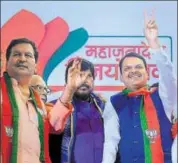  ??  ?? Maharashtr­a CM Devendra Fadnavis with BJP leaders in Mumbai on Thursday.
AP