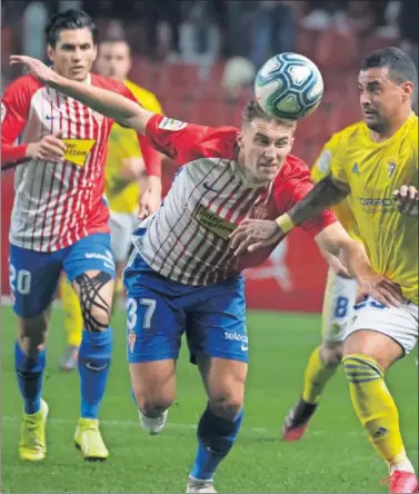  ??  ?? Bogdan disputa un balón a Nano Mesa, en el partido ante el Cádiz, antes de lesionarse.