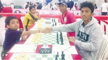  ?? (CONTRIBUTE­D FOTO) ?? WHIZ KID. Jerish John Velarde, 10, started his campaign with a draw with NM John Merill Jacutina (right) in the PSC-Puregold Internatio­nal Chess CHallenge.